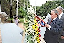 Accompagnato dal personale dellambasciata cubana, Ral ha reso omaggio a Marte e a Bolvar, in Brasilia. 