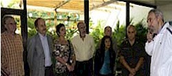 Assieme al Comandante, da sinistra a destra: Monereo, Claudio Kats, Beatriz, Atilio, Carmen, Pablo Gonzlez Casanova. Foto: Roberto Chile.