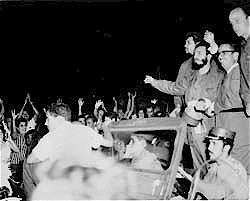 Al ritorno  da New York, Fidel fu acclamato per le strade de LAvana. Nella foto lo si vede con il Che, Osvaldo Dortics  e Juan Escalona Reguera, con lallora comandante  Efigenio Ameijeiras che guida la jeep. 