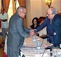 Alfredo Guevara ha consegnato ad Antonio Martnez, direttore generale dellHotel Nacional de Cuba, il certificato che accredita listituzione nel Registro Nazionale della Memoria del Mondo. 