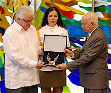 La Decorazione Generale Eloy Alfaro, massimo riconoscimento concesso dallAssemblea Nazionale della Repubblica dellEcuador, conferita al Comandante in Capo Fidel Castro Ruz, per i suoi meriti eccezionali. Foto: Otmaro Rodrguez