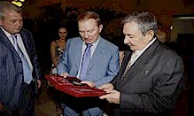 Lex presidente Kuchma ha consegnato a Ral la  Decorazione imposta  dal primo presidente dellUcraina al compagno Fidel. Foto: Ral Abreu
