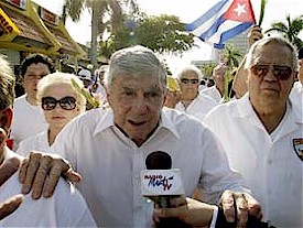 Il terrorista Posada Carriles, con assoluto cinismo, sfila per le strade di Miami ed è intervistato dalla radio e dalla TV mal chiamate Martí, finanziate dal governo degli Stati Uniti.