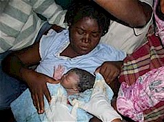 La neonata  haitiana Olidays Tamayo, sana e salva, in braccio a sua madre. Foto: Odlanier Labaino Vera