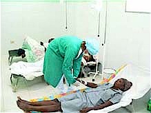 Linfermiera Rosaura Prez assiste con molto amore  uno dei pazienti di colera, nellospedale di riferimento comunitario di Cayes Jacmel. Foto dellautore