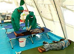 Foto dellautore: I medici cubani assistono i bambini  haitiani contagiati nel centro di trattamento del colera di Anse du Hainault, nella GrandAnse.