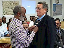 Il momento in cui il presidente Preval consegna al dottor Lorenzo Somarriba il riconoscimento per il lavoro del personale medico cubano nella lotta contro il colera in Haiti. Foto dellautore