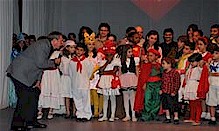 Ral ha invitato i piccoli de La Colmenita a partecipare alla sfilata del 16 aprile, quando Cuba intera celebra lanniversario cinquanta della Proclamazione del Carattere Socialista della Rivoluzione. Foto: Geovani Fernndez