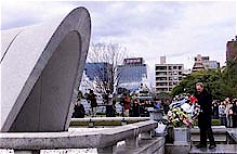 Nel marzo del 2003, il Comandante in Capo  Fidel Castro rese omaggio alle Vittime di Hiroshima,  l dichiar: Che non si commettano mai pi simili barbarie!