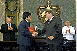 Evo Morales e il rettore dellUniversit de LAvana, Gustavo Cobreiro. Foto: Ismael Francisco