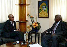 Esteban Lazo con il presidente eletto Michael Martelly.