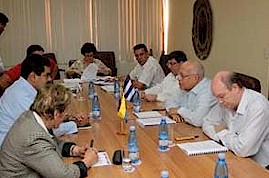 Uno dei Tavoli di Lavoro, guidati dal ministro degli Esteri venezuelano Nicols Maduro e da Ricardo Cabrisas, Vicepresidente del Consiglio dei Ministri cubano.