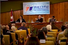 il leader della Rivoluzione con un gruppo dintellettuali che partecipano alla XXI Fiera Internazionale del Libro  Cuba 2012