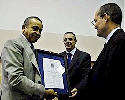 I dirigenti del Centro dIngegneria Genetica e Biotecnologia hanno ricevuto il certificato  ISO-9001 del 2008, rinnovato allenitit per latri tre anni. Foto: Anabel Daz Mena 