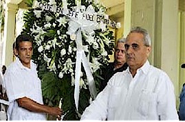 La corona di fiori offerta da Fidel, viene posta dai compagni della missione diplomatica cubana in Nicaragua, guidati da Eduardo Martnez, lambasciatore cubano. 