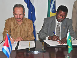 Il ministro Aldo Rebelo e il suo anfitrione Christian Jimnez firmano il memorandum dellaccordo. 
