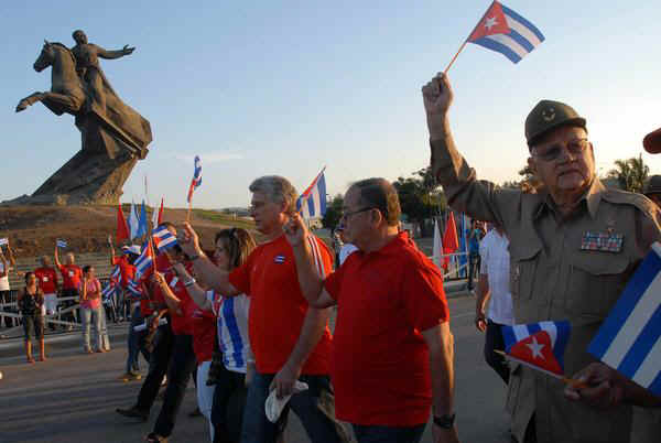 Miguel Daz Canel ha presieduto la sfilata operaia a Santiago di Cuba