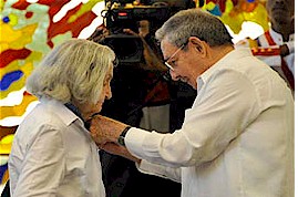 Ral ha consegnato personalmente la medaglia alla poetessa novantenne. Foto: Jorge Luis Gonzlez 