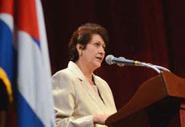 Noi educatori cubani ci sentiamo onrati di poter condividere con voi i pasi avnti reliztai ha detto la ministra la Velzquez Cobiella nella gala inaugurale di Pedagogia 2013. Foto: Anabel Daz Mena 