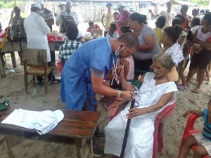 médicos-cubanos-en-ecuador-tras-el-terremoto-580x435