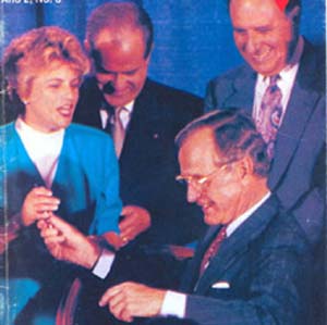 Ileana Ros, Jorge Mas Canosa y Toms Garca Fust, con l'ex presidente G.Bush padre mentre firma la Legge Torricelli