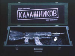 La confezione di un fucile da guerra kalasnikov