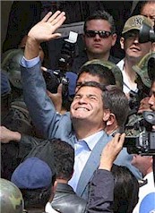 Correa saluta il popolo a Quito dopo aver votato.