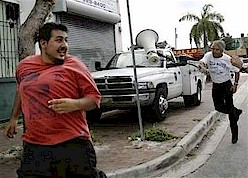 Miguel Saavedra, isterico, lancia il suo megafono contro lo studente Michael Martnez.