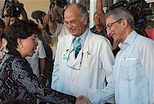Margaret Chan, giunge all’Istituto di Medicina Tropicale, e saluta al il ministro José Ramón Balaguer. Alla sua sinistra, il professore Gustavo Kourí, direttore del centro. 