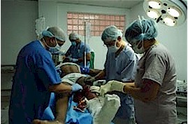 Rafael, Fras e Ana Mara durante unoperazione chirurgica a Delmas 33 