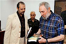 Fidel riceve i libri di Estulin. Foto: Alex Castro