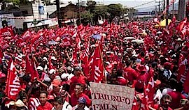 La manifestazione popolare a San Salvador.