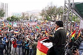 Migliaia di boliviani hanno sostenuto il Presidente Evo Morales nella piazza Villarruel. Foto: ABI 