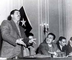 Juan Manuel Mrquez pronuncia un discorso a New York e al suo fianco sta Fidel.