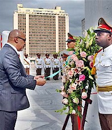 Il presidente del Suriname, Desir Delano Bouterse, pone una corona di fiori davanti al monumento di Jos Mart in Piazza della Rivoluzione. Foto: Jos M. Correa