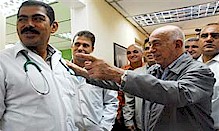 Machado Ventura e Elas Jaua dialogano con i  medici cubani. 