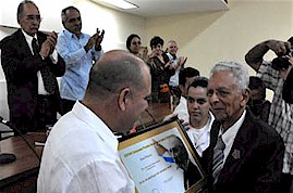 Il ministro di Salute Pubblica consegna il Gran Premio al dottor Julio Csar Santana. Foto: Marcelino Vzquez