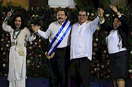Ortega ha ricevuto la banda presidenziale in Piazza della Rivoluzione, a Managua. Foto: Reuters 