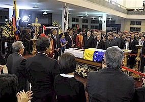 Raúl rende omaggio  a Chávez nella cappella ardente installata nell’Accademia Militare