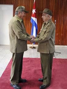 Raúl Castro ha imposto due decorazioni al vicepresidente cubano Machado Ventura