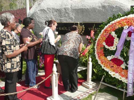 Davanti alla pietra che custodisce le sue ceneri, Vilma ha ricevuto l’omaggio delle donne cubane. 