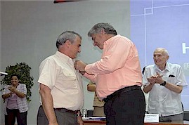 Díaz-Canel impone al dottor Rolando Forneiro, viceministro d’Educazione, l’Ordine Frank País di Primo Grado.