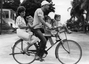 Periodo especial- familia en bicicleta Foto: Ahmed Veláquez 22/09/1993 Publicada: R.S. 06/10/1993